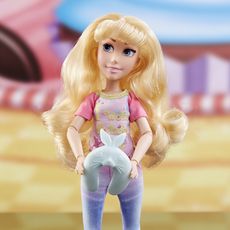 HASBRO Poupée princesse Disney Aurore avec tenue et accessoires
