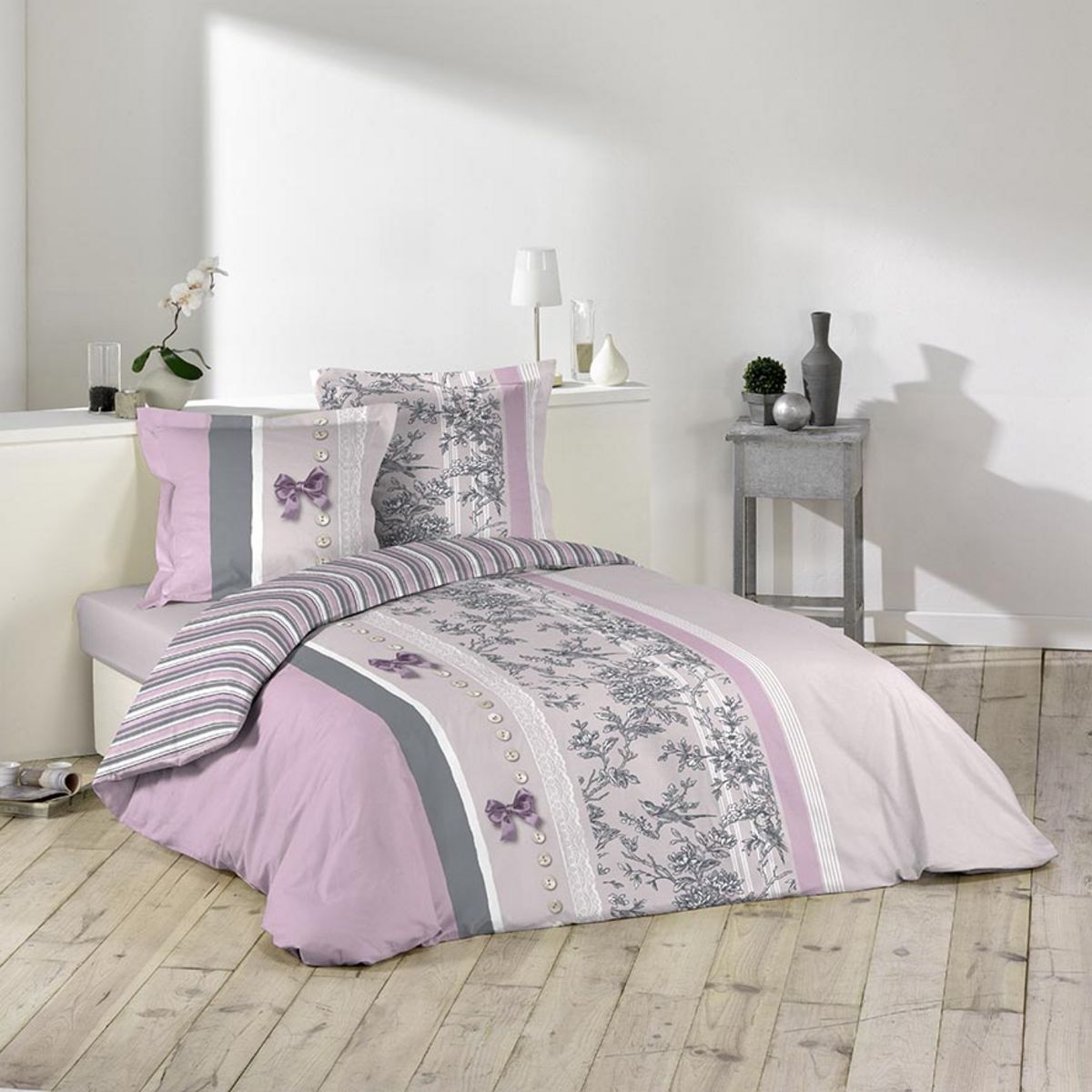 Oreillers Décoratifs Roses Sur Le Linge De Lit Lit Nuptial Double Avec  Oreillers Et Couette En Plumes épaisses