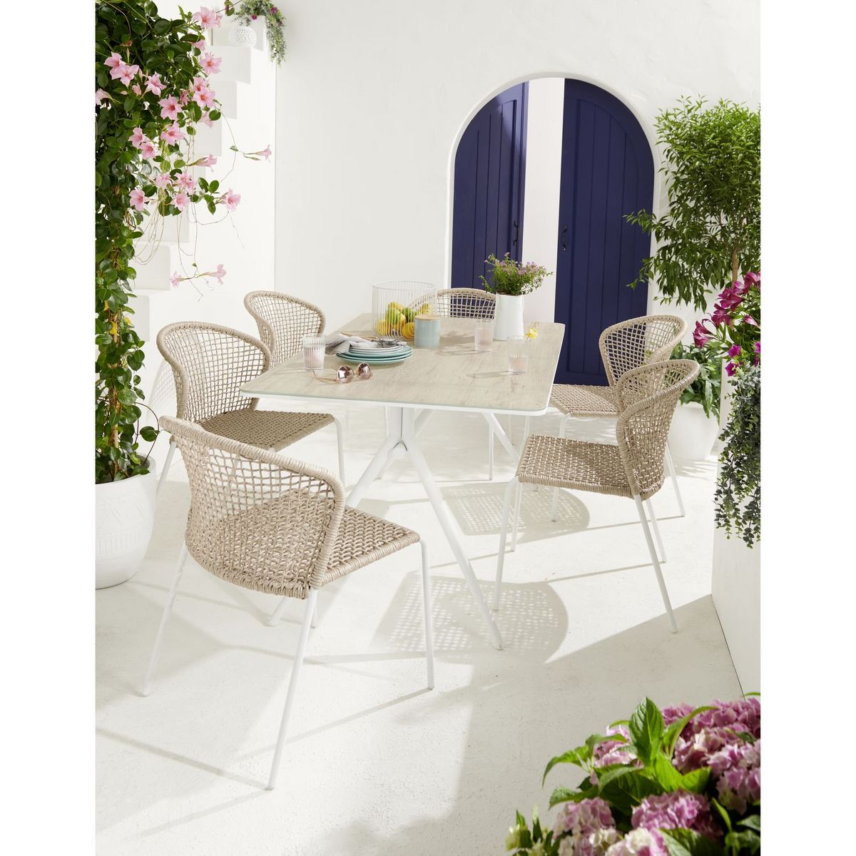 GARDENSTAR Table de jardin en acier blanc avec plateau imitation bois 6 places ANTIBE V2