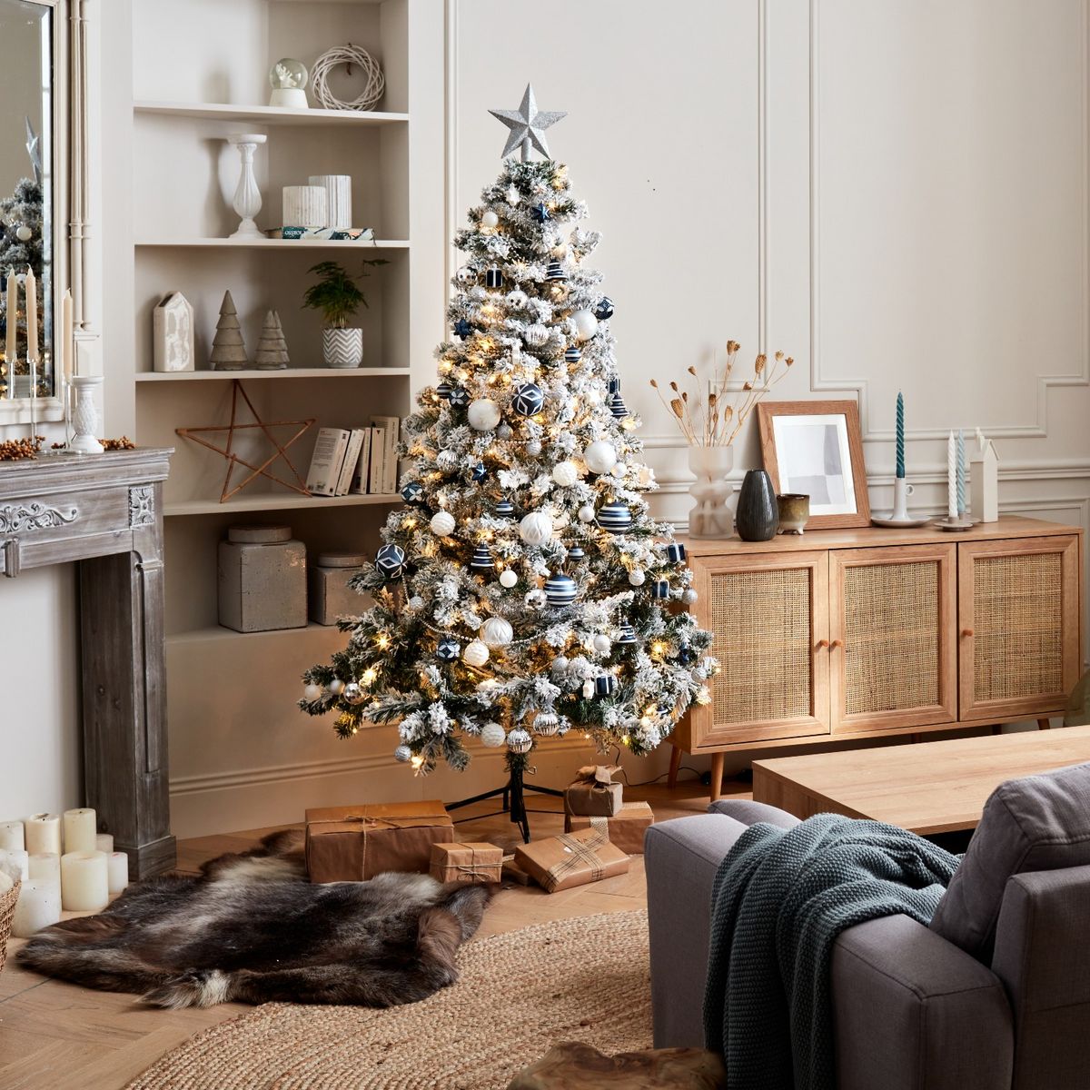 Sapin de Noël artificiel avec kit de décoration - Montréal - blanc avec décorations bleu, argent 