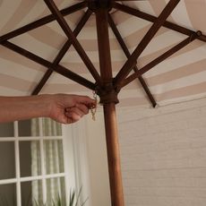 Kidkraft Table et bancs de jardin avec coussins et parasol