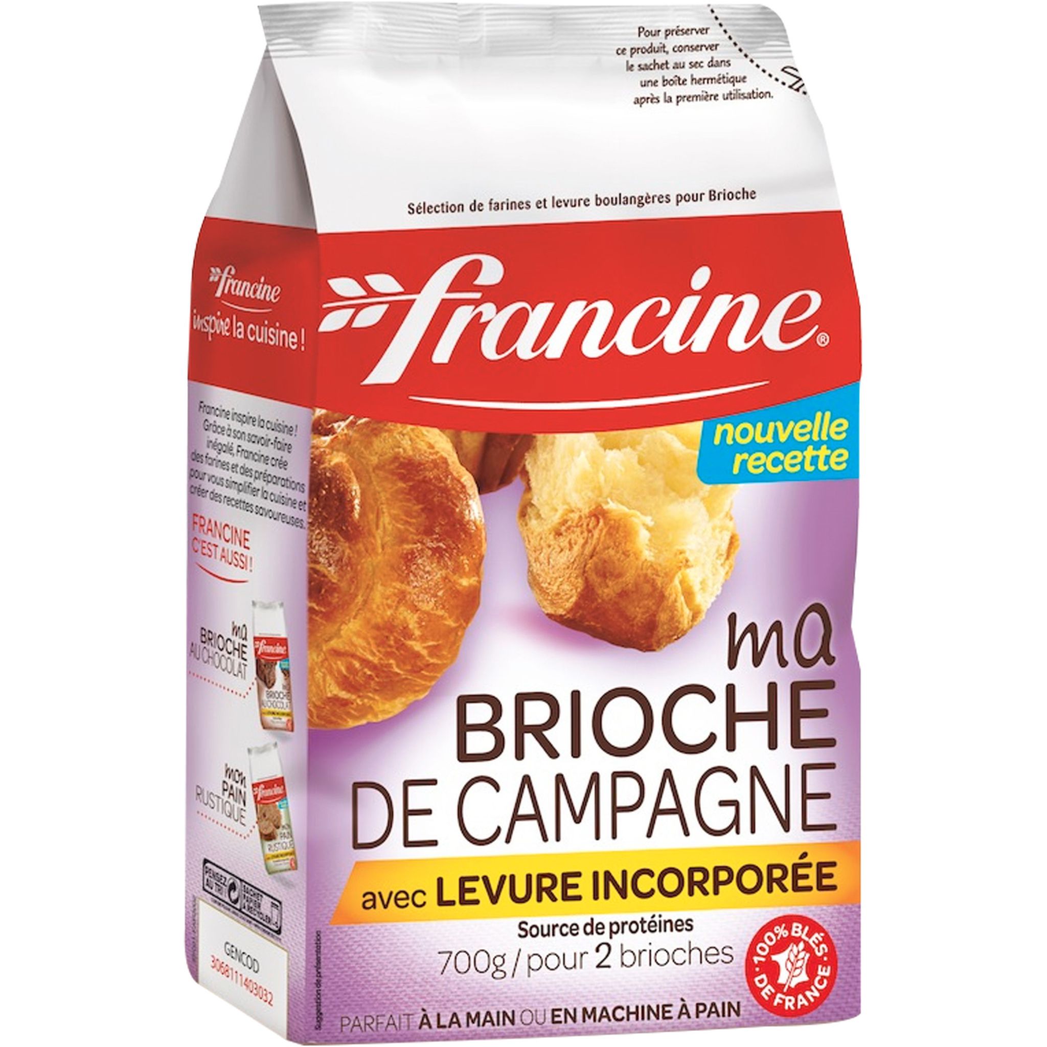 Francine ferme ses sachets de farine avec une baguette