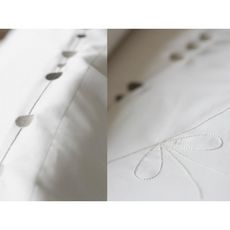 Sylvie Thiriez Drap plat brodé en satin de coton 240x310 cm WITH LOVE blanc