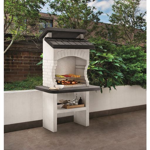 Beau barbecue en pierre avec cheminée et hotte intégrées.