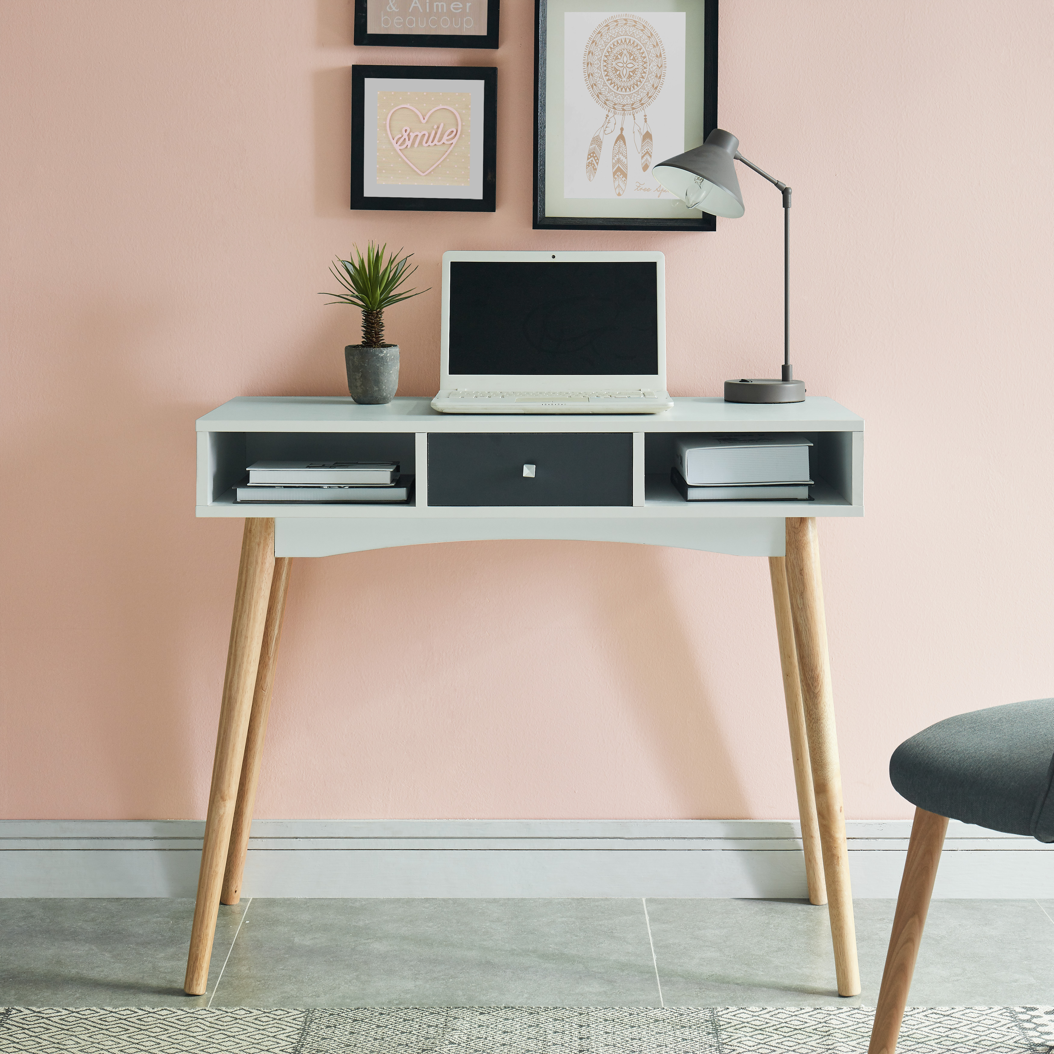 Bureau avec 1 porte, 1 tiroir, et tablette coulissante